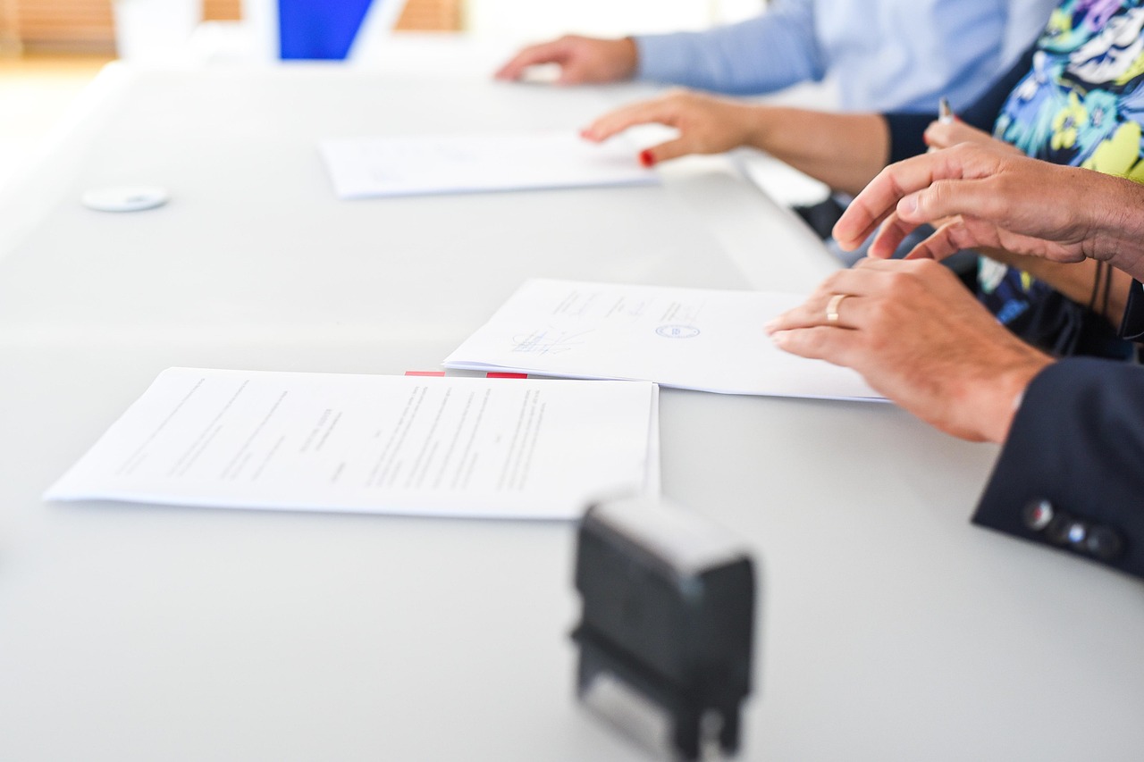 5 Errores en contratos legales que podrían costarle una fortuna a tu negocio